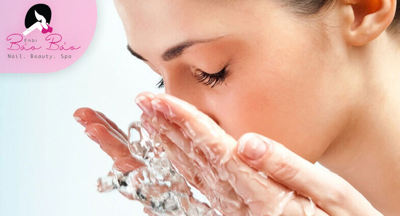 Rửa mắt với nước