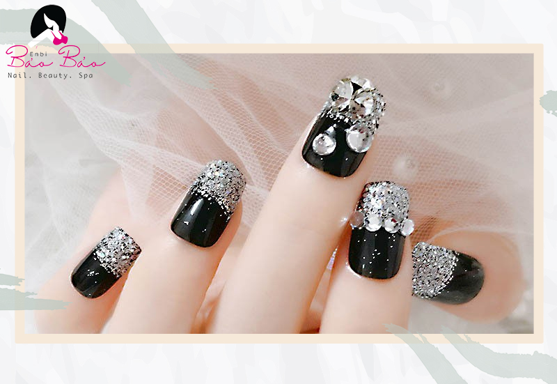 Mẫu nail màu đen ấn tượng dành cho cô dâu