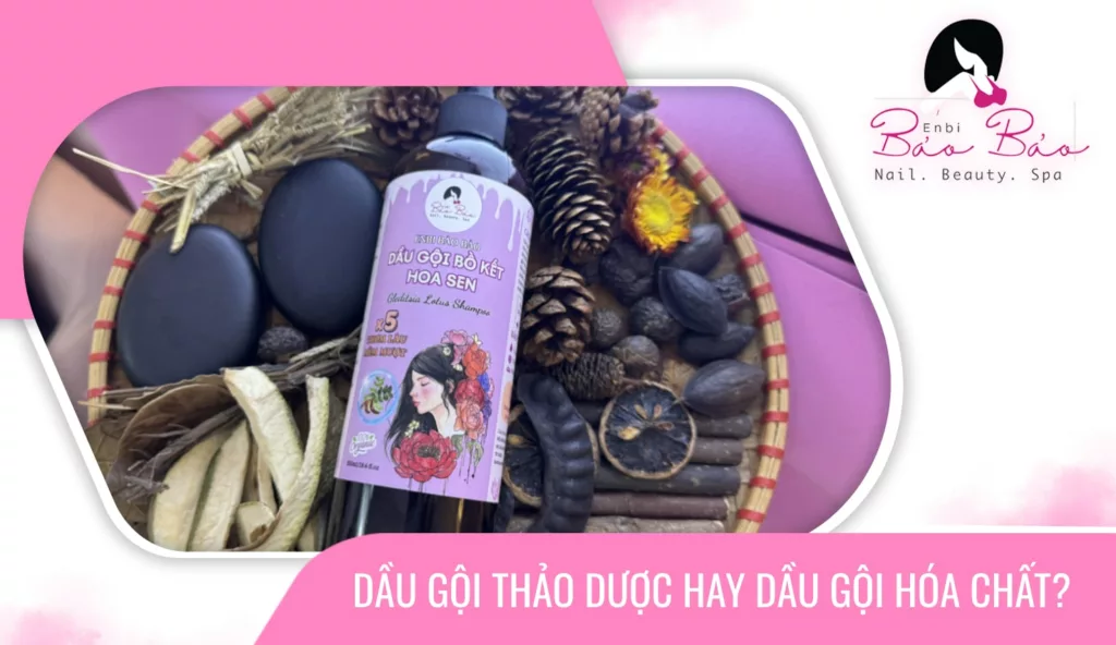 So sánh giữa dầu gội thảo dược và dầu gội hóa chất